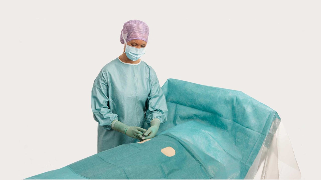 Ein Chirurg, der bei einer Operation eine BARRIER Angiographieabdeckung verwendet
