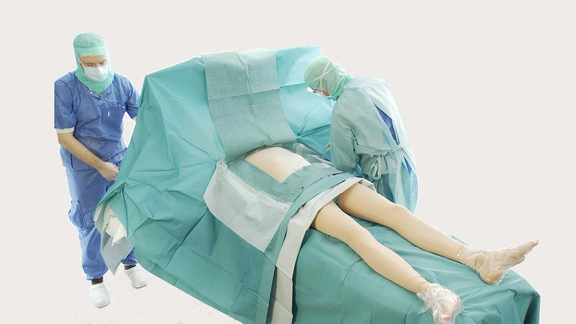 Ein Chirurg, der einen Patienten für einen Eingriff mit BARRIER OP-Abdeckungen für Herz- und Gefäßchirurgie abdeckt