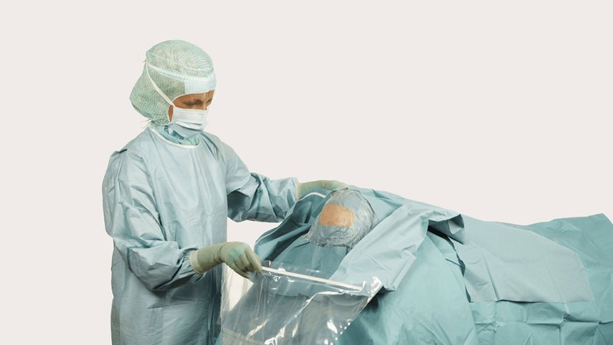 Eine Chirurgin, die eine BARRIER Abdeckung für die Neurochirurgie verwendet