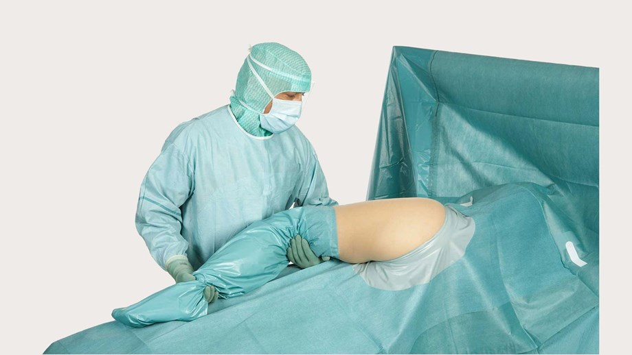 Ein Chirurg, der eine BARRIER Orthopädieabdeckung verwendet 
