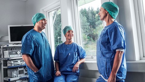 Ein Team von Chirurgen bei der Arbeit